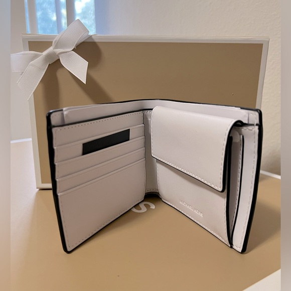 ❌SOLD❌NIB Michael Kors Cooper Logo and Striped Billfold Wallet - Picture 4 of 5